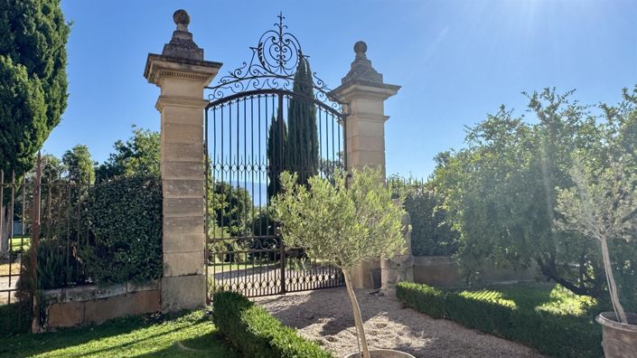 Image No.10-18 Bed Property for sale