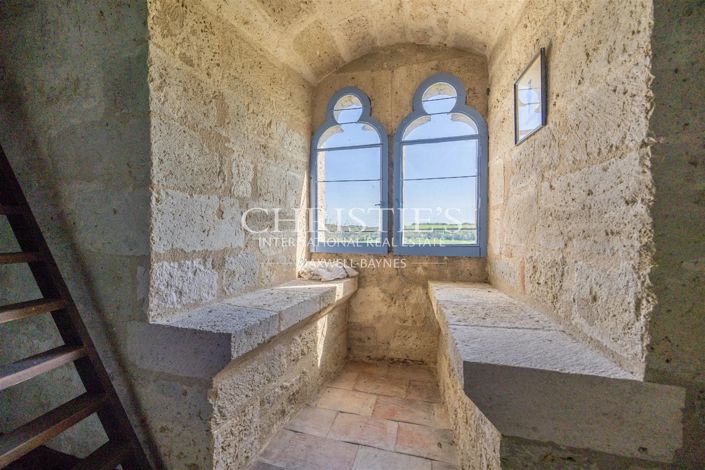 Image No.8-7 Bed House for sale