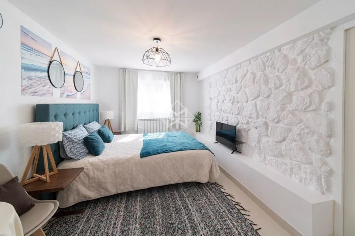 Image No.12-6 Bed House for sale