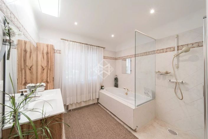 Image No.15-6 Bed House for sale