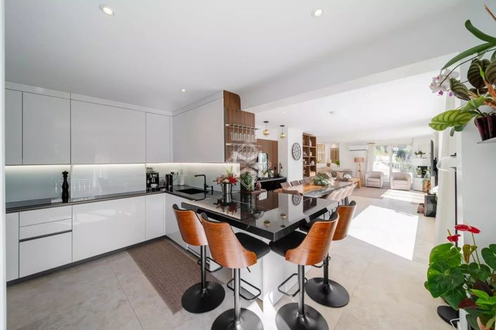 Image No.5-6 Bed House for sale