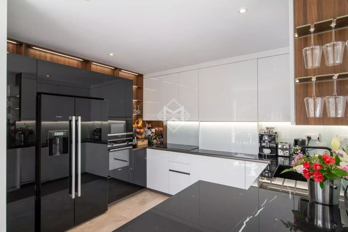 Image No.6-6 Bed House for sale