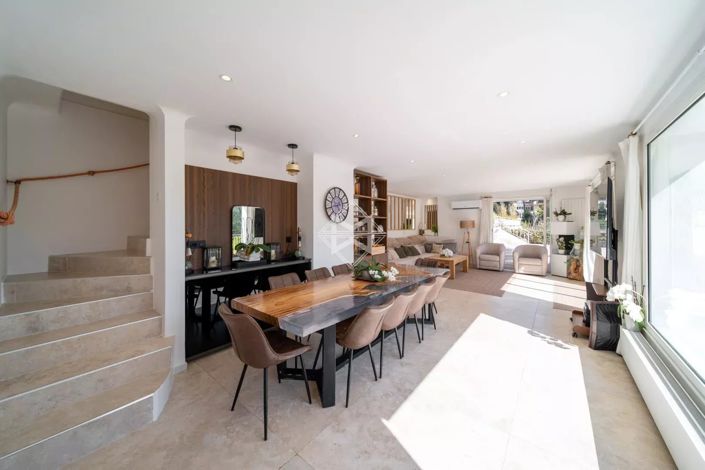 Image No.8-6 Bed House for sale