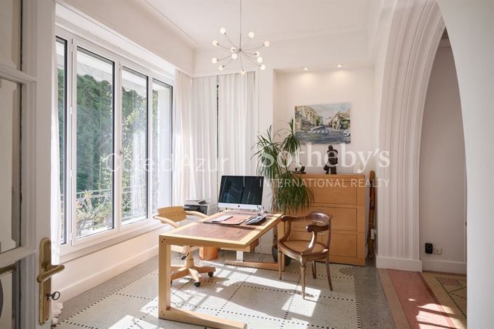 Image No.10-7 Bed Property for sale