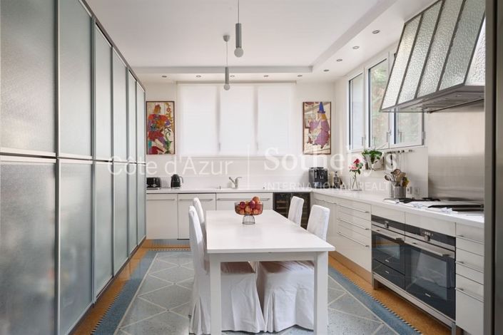 Image No.11-7 Bed Property for sale