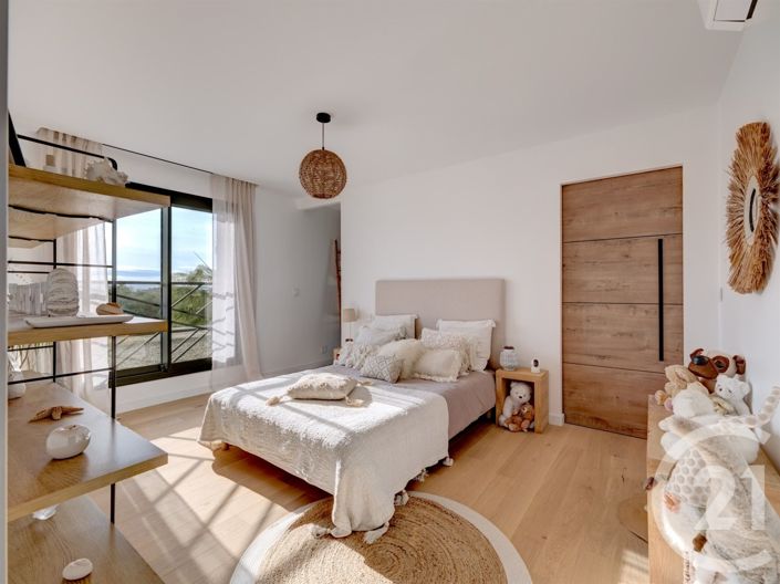 Image No.18-5 Bed House for sale