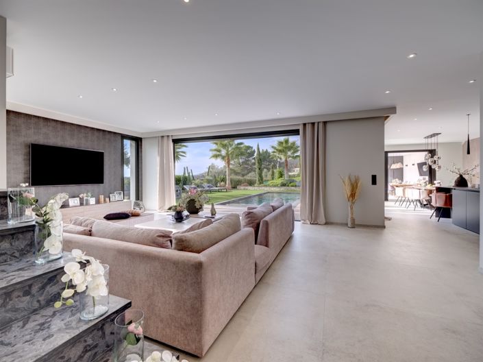 Image No.8-5 Bed House for sale