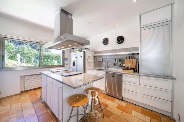 Image No.9-5 Bed House for sale