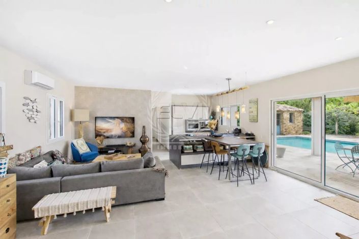 Image No.8-4 Bed House for sale