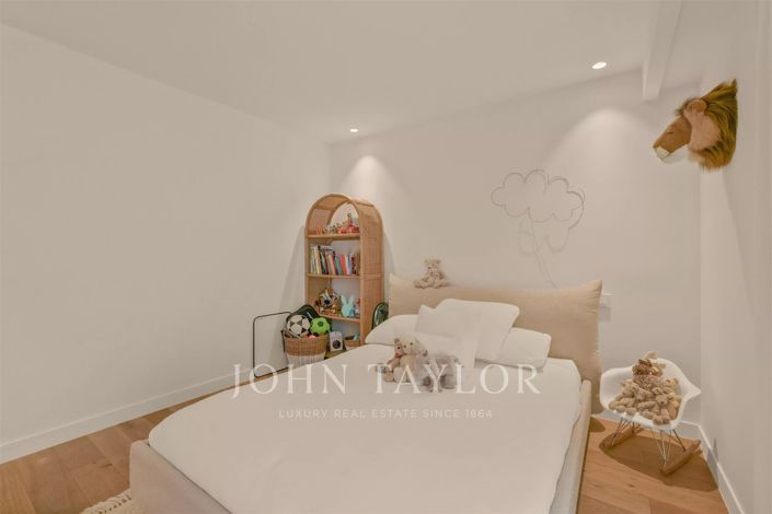 Image No.8-5 Bed House for sale