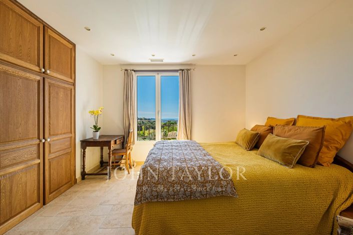 Image No.24-7 Bed House for sale