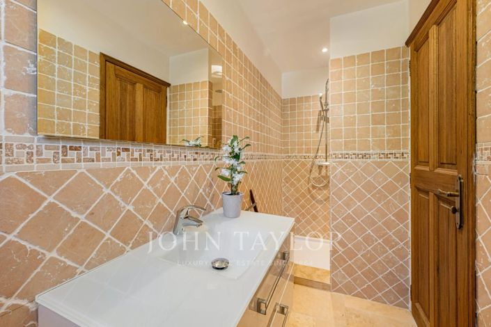 Image No.25-7 Bed House for sale