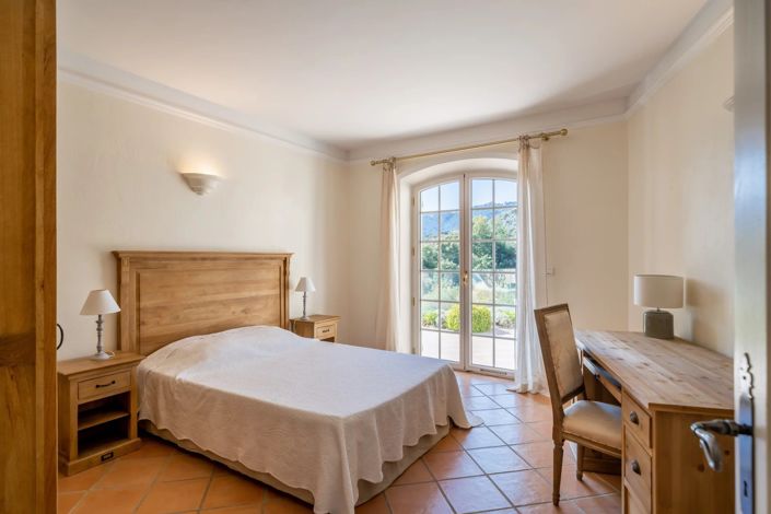 Image No.8-5 Bed House for sale