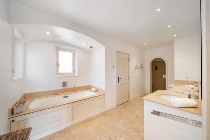 Image No.9-5 Bed House for sale