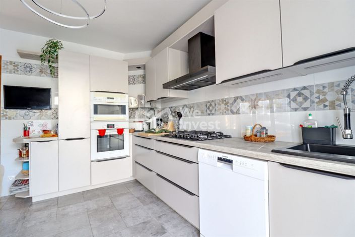 Image No.8-4 Bed House for sale