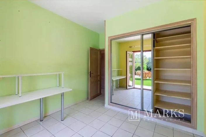 Image No.18-5 Bed House for sale