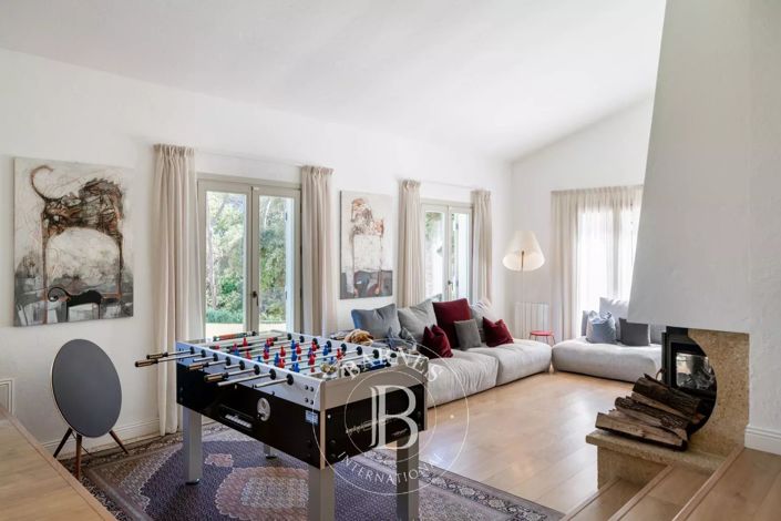 Image No.8-7 Bed House for sale