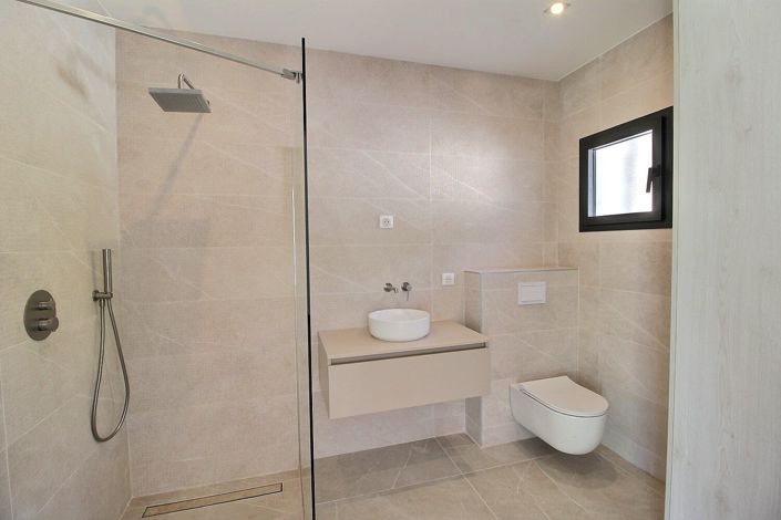 Image No.17-5 Bed House for sale