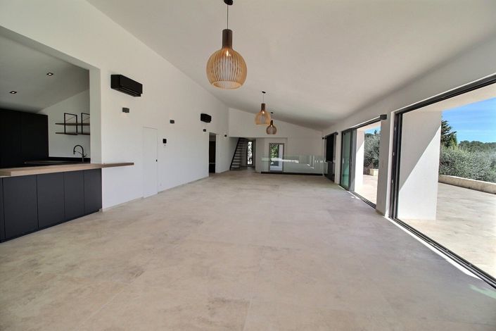 Image No.8-5 Bed House for sale