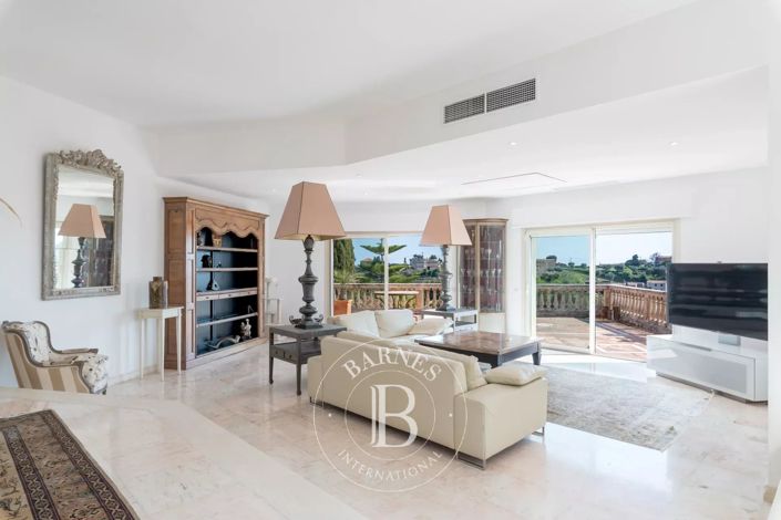 Image No.7-5 Bed House for sale