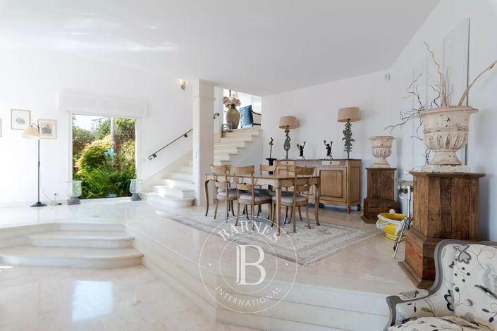 Image No.8-5 Bed House for sale