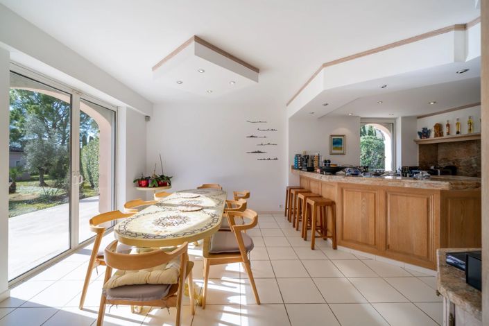 Image No.6-6 Bed House for sale