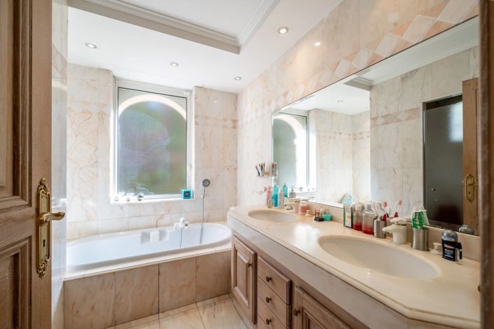 Image No.6-6 Bed House for sale