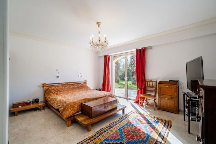 Image No.8-6 Bed House for sale