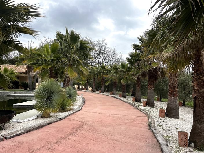 Image No.6-6 Bed House for sale