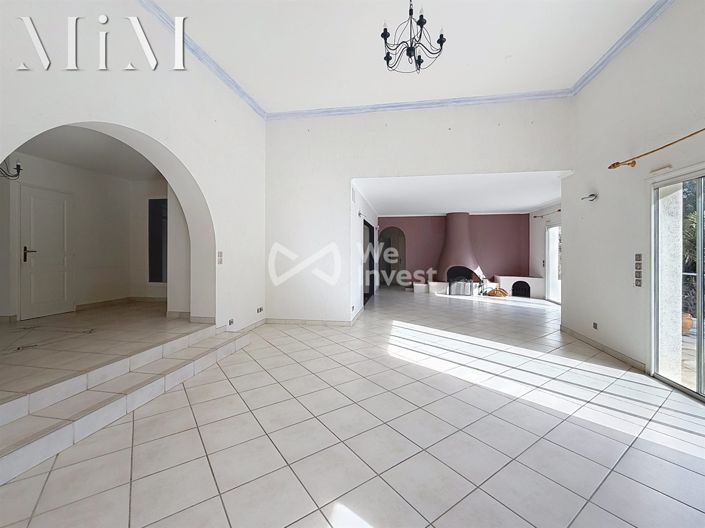 Image No.10-5 Bed Property for sale