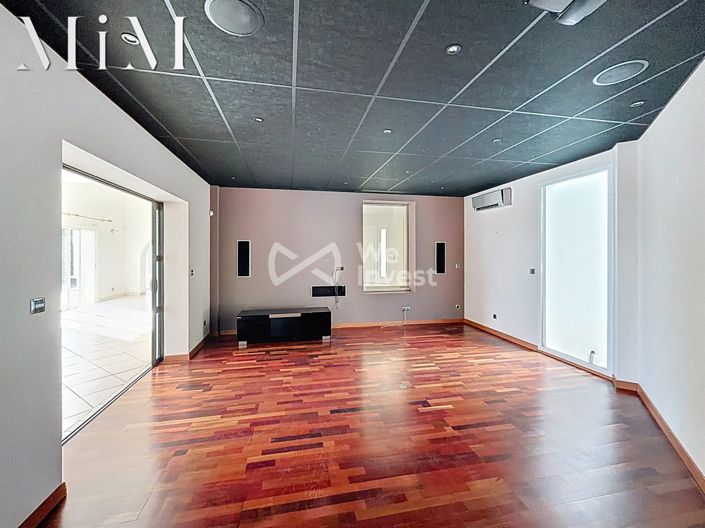 Image No.9-5 Bed Property for sale