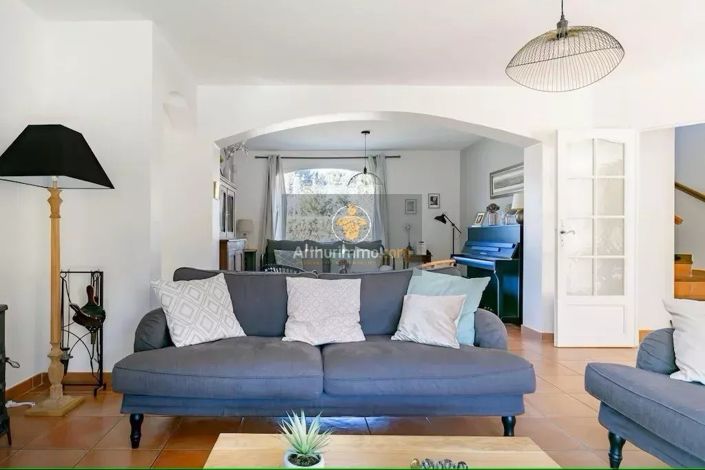 Image No.2-5 Bed House for sale