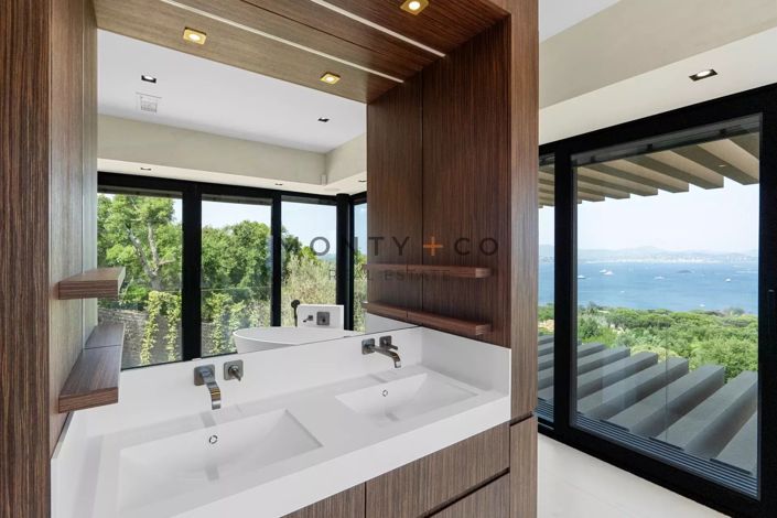 Image No.18-6 Bed House for sale