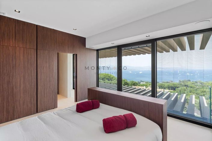 Image No.18-6 Bed House for sale
