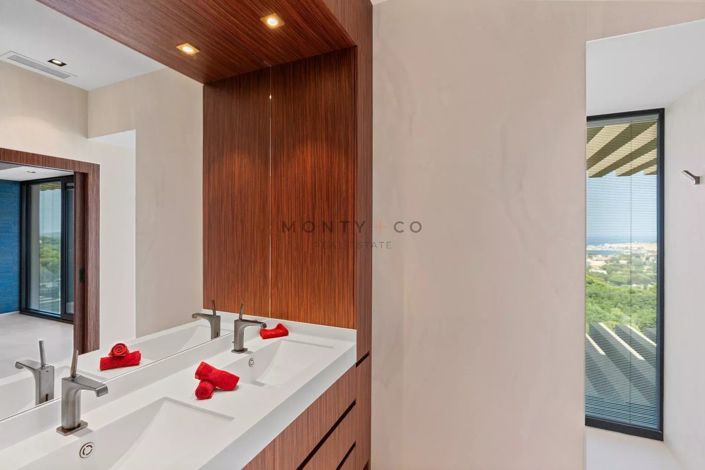 Image No.20-6 Bed House for sale