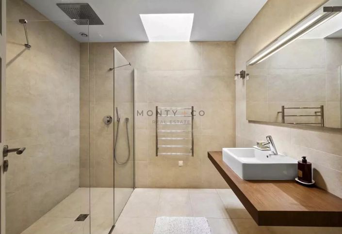 Image No.12-5 Bed House for sale