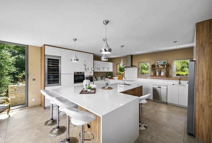 Image No.6-5 Bed House for sale