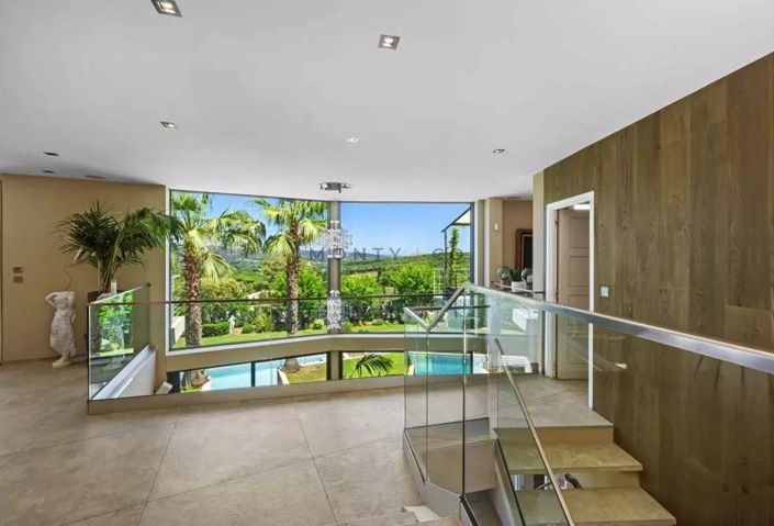 Image No.8-5 Bed House for sale