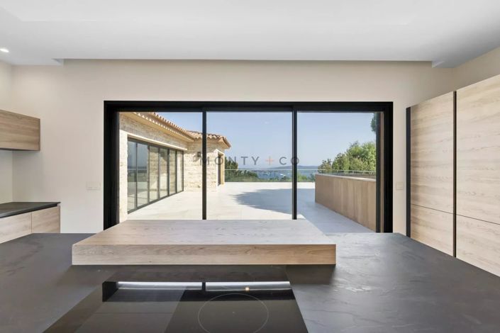 Image No.8-5 Bed House for sale