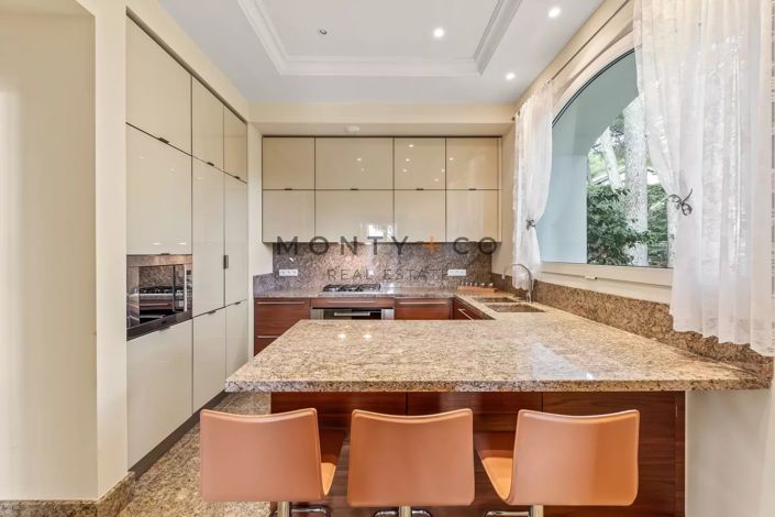 Image No.7-6 Bed House for sale