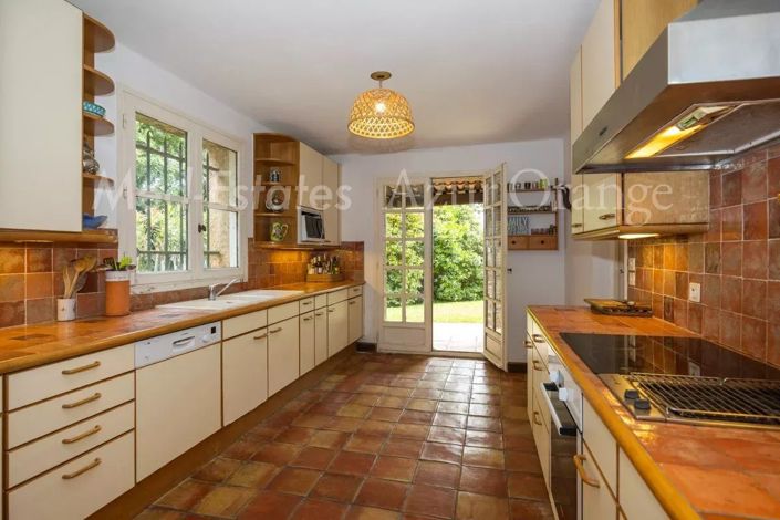 Image No.10-6 Bed House for sale