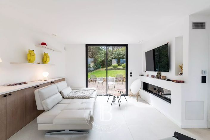 Image No.21-7 Bed House for sale