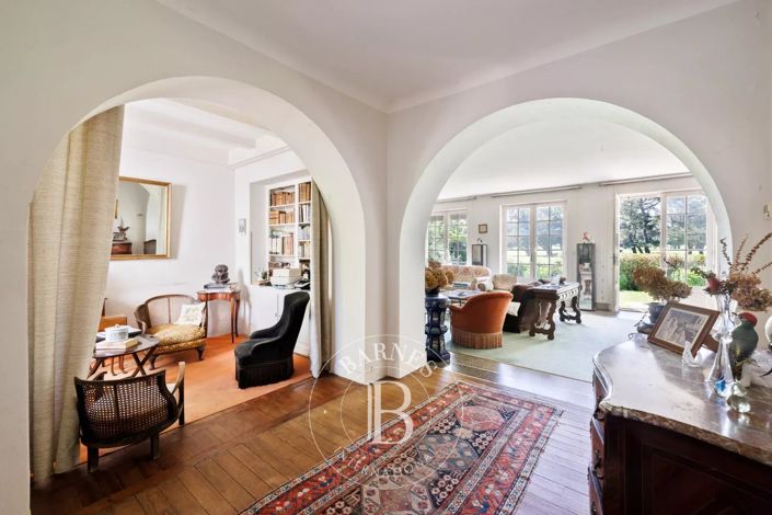 Image No.8-5 Bed House for sale