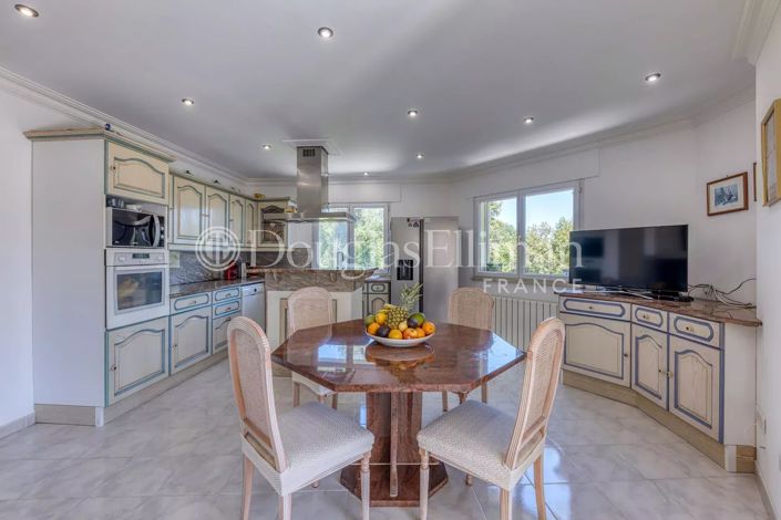 Image No.8-5 Bed House for sale