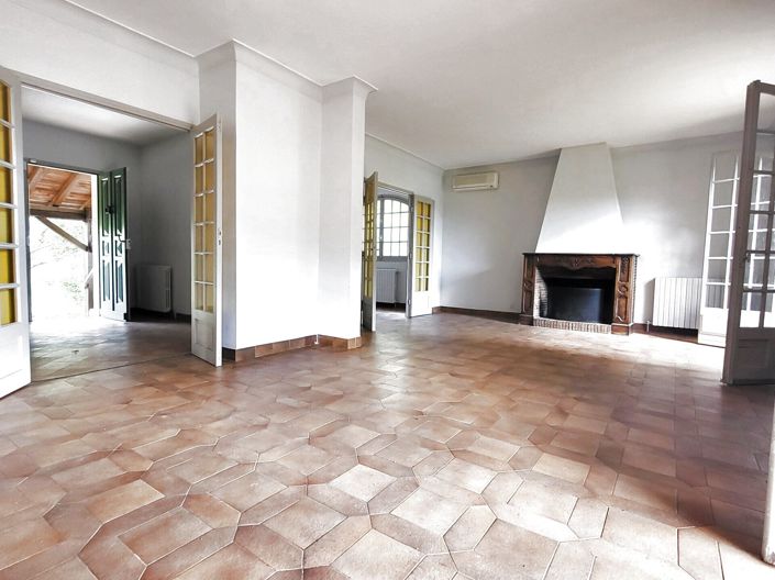 Image No.4-6 Bed House for sale
