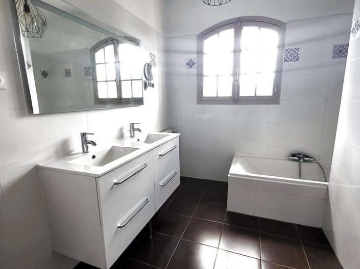 Image No.8-6 Bed House for sale