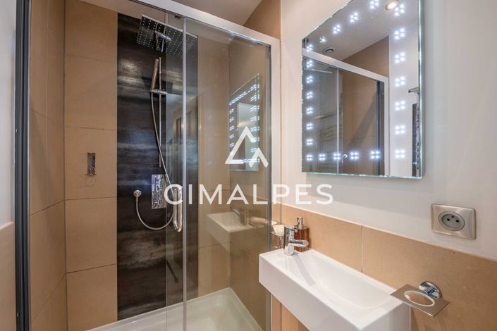 Image No.8-5 Bed House for sale