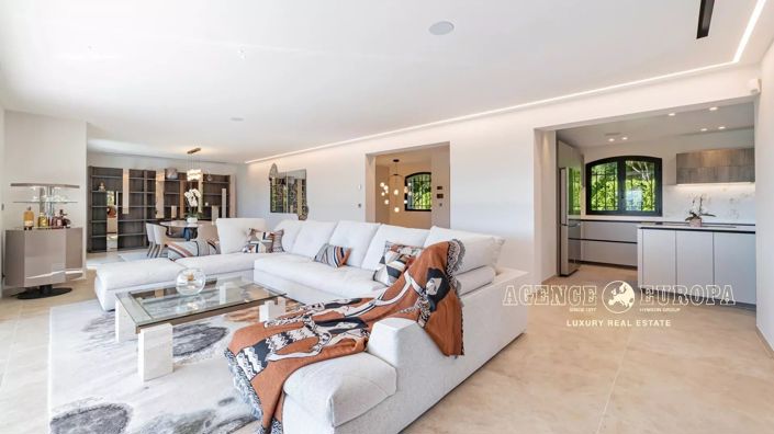 Image No.8-5 Bed House for sale