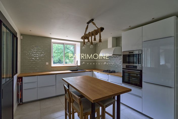 Image No.8-7 Bed House for sale