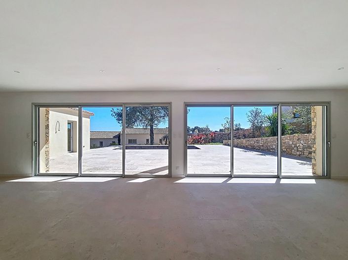 Image No.4-4 Bed Property for sale